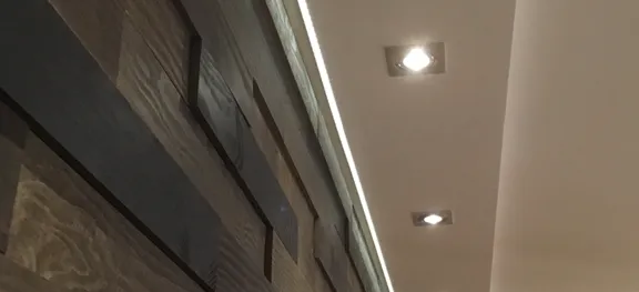 electricien-lumière Électricien spécialisé dans l'installation et la réparation des systèmes d'éclairage.