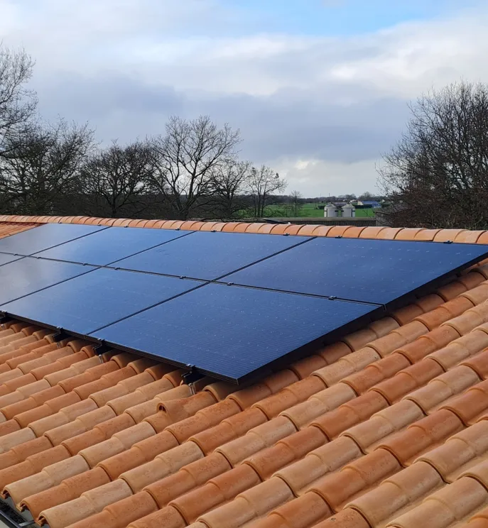 panneaux-photovoltaiques-maison-chauche Installation de panneaux solaires sur toiture à Chauché pour une production d'énergie solaire propre